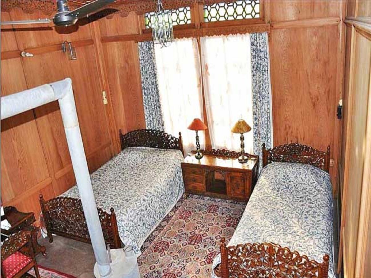 Hôtel New Jersey Houseboats à Nagin Bagh Extérieur photo